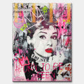 Nowoczesny obraz na płótnie Audrey Hepburn Icon. Wydruk galeryjny w różowo-szarej kolorystyce z elementami graffiti, neonową koroną i napisem Born to be seen.