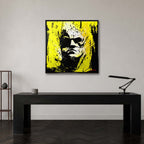 Obraz na płótnie z twarzą Batmana w stylu splash art i pop-art na jaskrawym, żółtym tle. Nowoczesny wydruk galeryjny, sztuka komiksowa urban art.