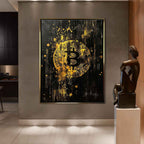 Obraz na płótnie Bitcoin Black. Sztuka nowoczesna i wydruk galeryjny ukazujący złote, dynamiczne logo kryptowaluty na czarnym tle z efektem rozbryzgu.