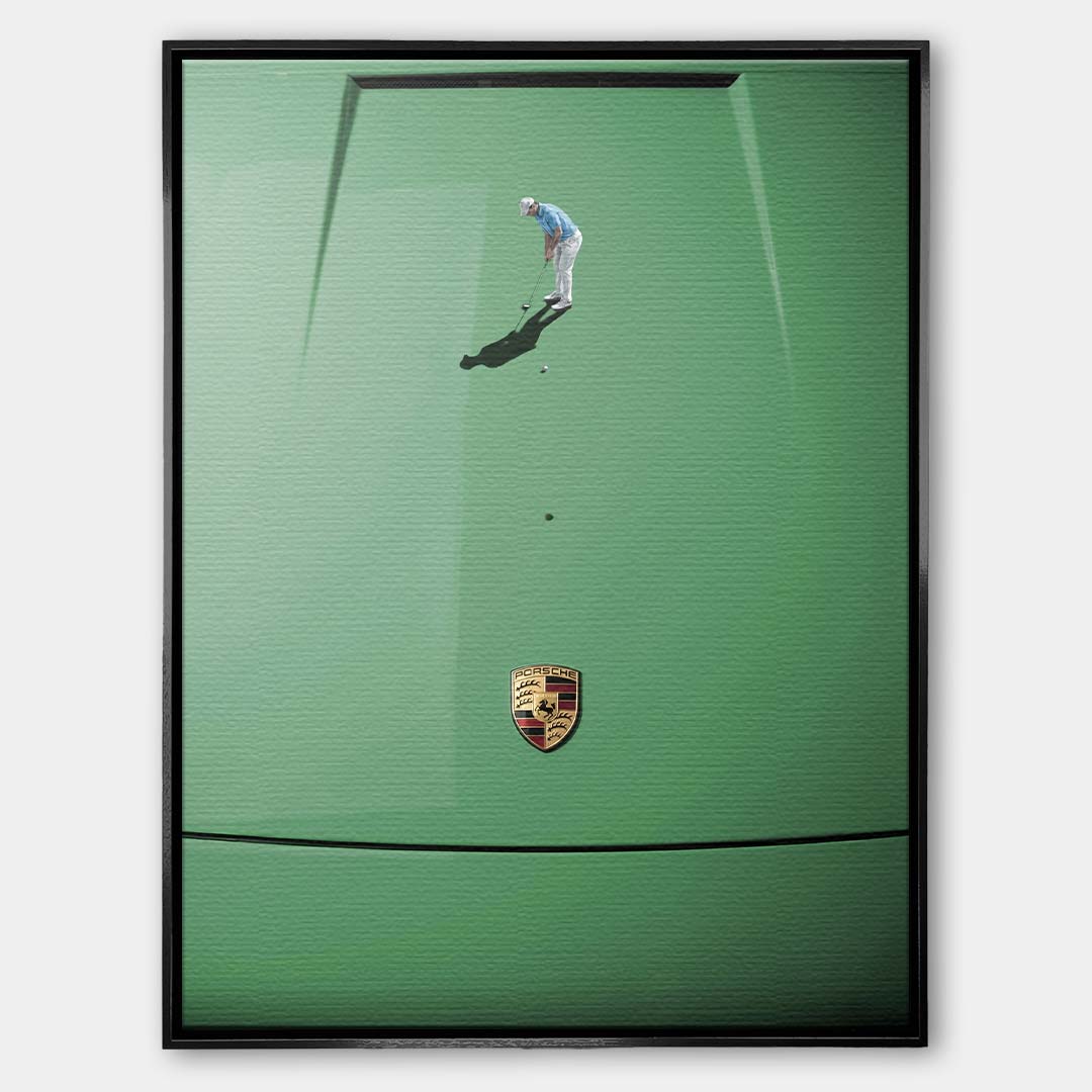 Nowoczesny obraz na płótnie car-golf-green przedstawiający postać golfisty na zielonej masce luksusowego samochodu sportowego, wydruk galeryjny.