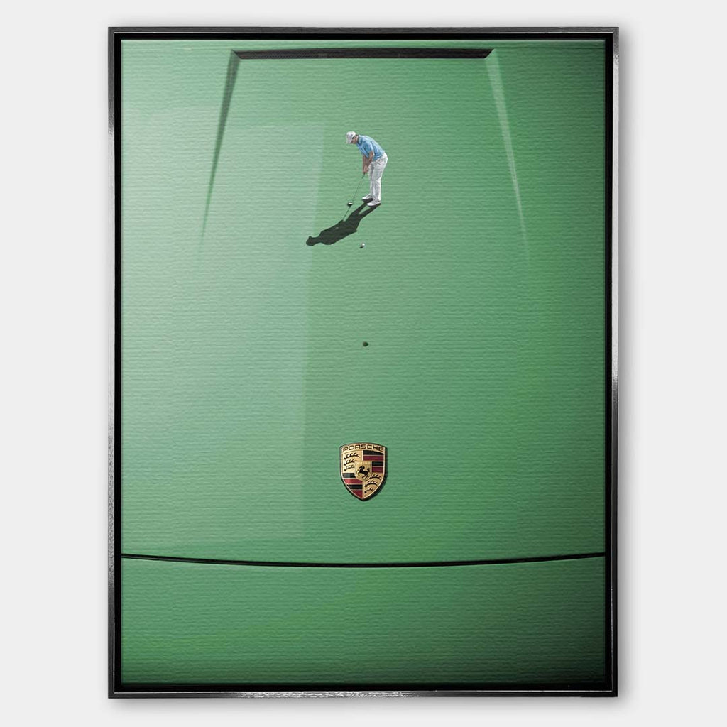 Nowoczesny obraz na płótnie car-golf-green przedstawiający postać golfisty na zielonej masce luksusowego samochodu sportowego, wydruk galeryjny.