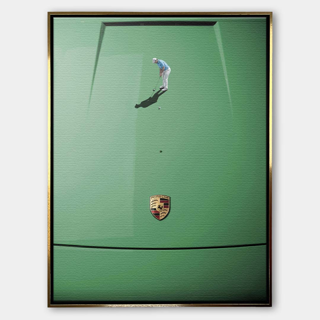 Nowoczesny obraz na płótnie car-golf-green przedstawiający postać golfisty na zielonej masce luksusowego samochodu sportowego, wydruk galeryjny.