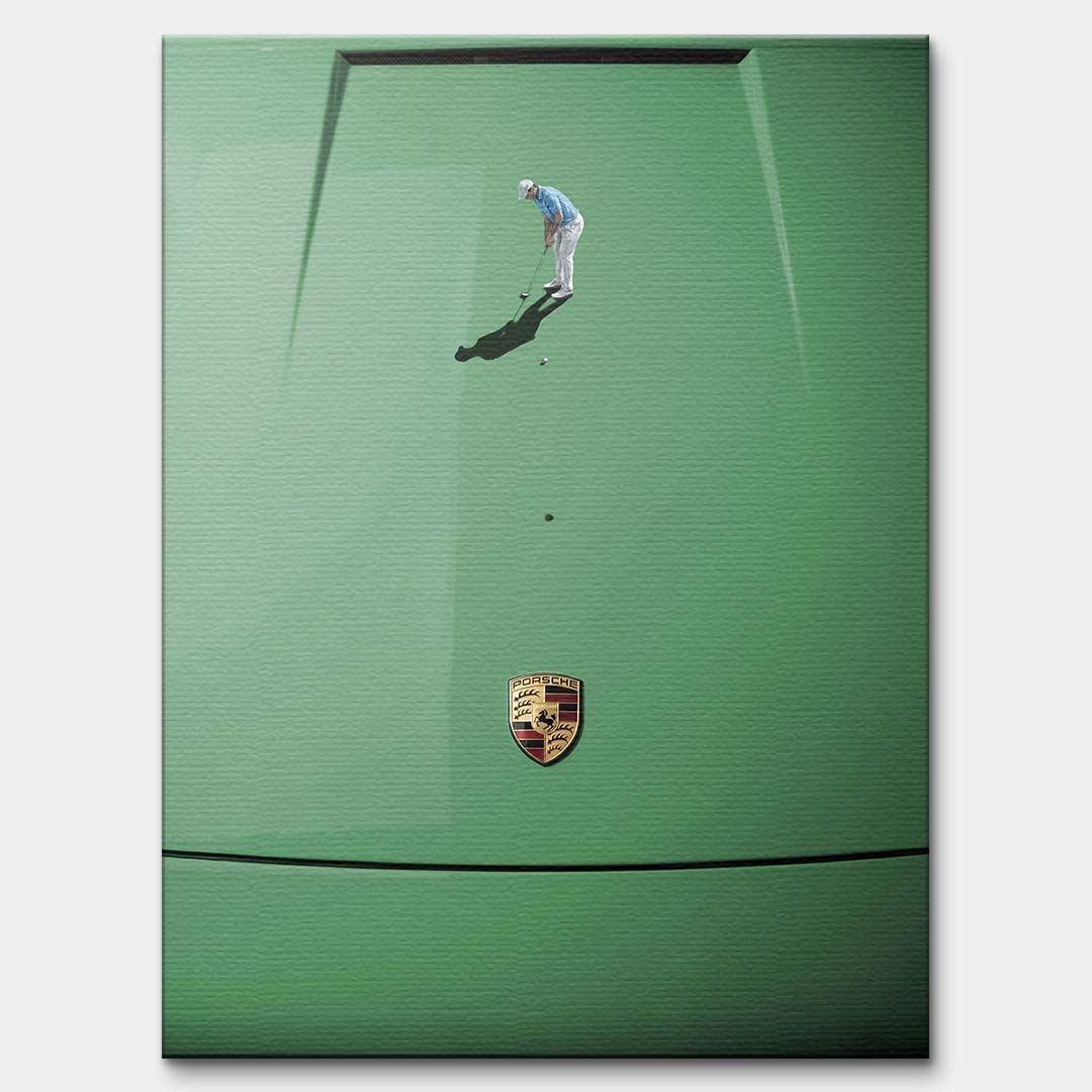 Nowoczesny obraz na płótnie car-golf-green przedstawiający postać golfisty na zielonej masce luksusowego samochodu sportowego, wydruk galeryjny.