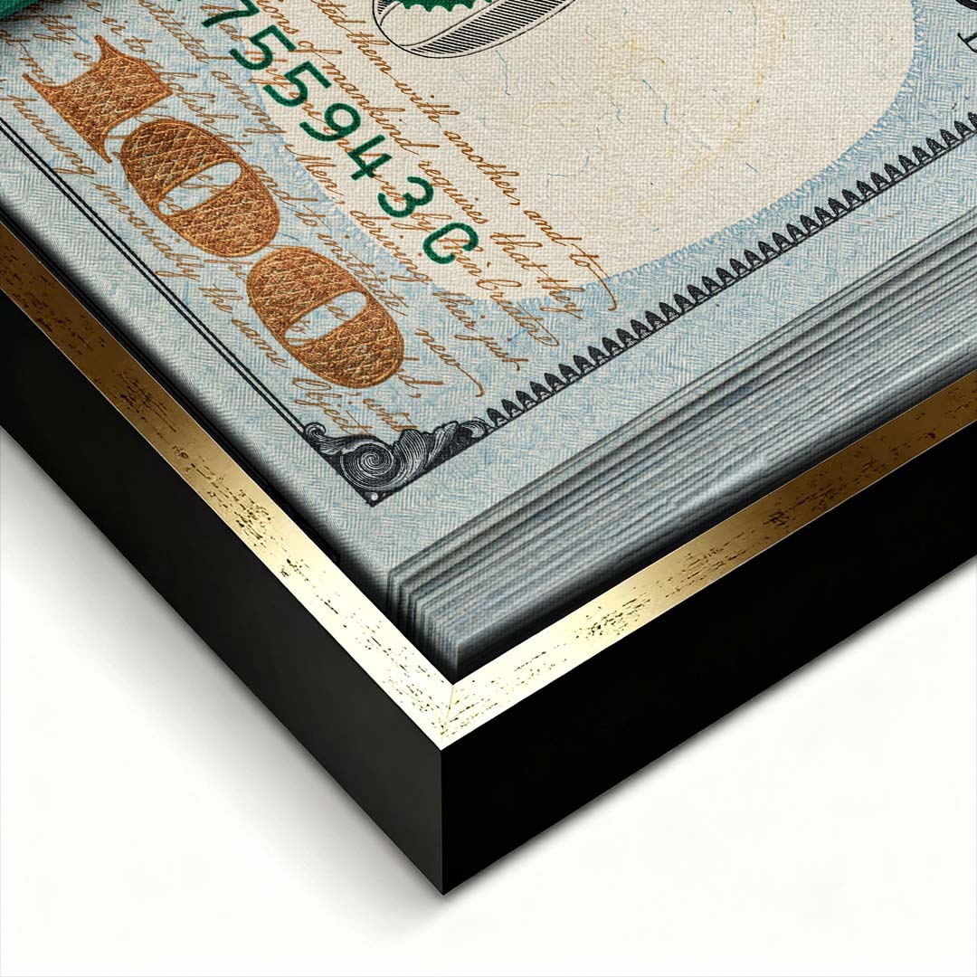 Motywacyjny obraz na płótnie Cash Flow przedstawiający gruby plik studolarówek spiętych zieloną gumką recepturką, nowoczesny wydruk galeryjny.