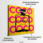Obraz na płótnie Coco Perfume. Nowoczesna sztuka i wydruk galeryjny pop-art z kultową butelką perfum, czarnymi zaciekami i różowymi napisami na żółtym tle.