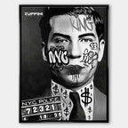 Czarno-biały obraz na płótnie Charles Lucky Luciano Graffiti. Policyjny mugshot w stylu pop art z napisami KING, NYC oraz motywem dolarów na koszuli.