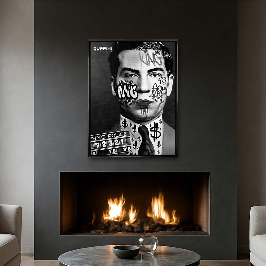 Czarno-biały obraz na płótnie Charles Lucky Luciano Graffiti. Policyjny mugshot w stylu pop art z napisami KING, NYC oraz motywem dolarów na koszuli.