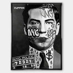 Czarno-biały obraz na płótnie Charles Lucky Luciano Graffiti. Policyjny mugshot w stylu pop art z napisami KING, NYC oraz motywem dolarów na koszuli.