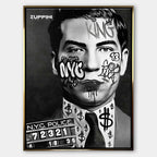 Czarno-biały obraz na płótnie Charles Lucky Luciano Graffiti. Policyjny mugshot w stylu pop art z napisami KING, NYC oraz motywem dolarów na koszuli.
