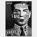 Czarno-biały obraz na płótnie Charles Lucky Luciano Graffiti. Policyjny mugshot w stylu pop art z napisami KING, NYC oraz motywem dolarów na koszuli.