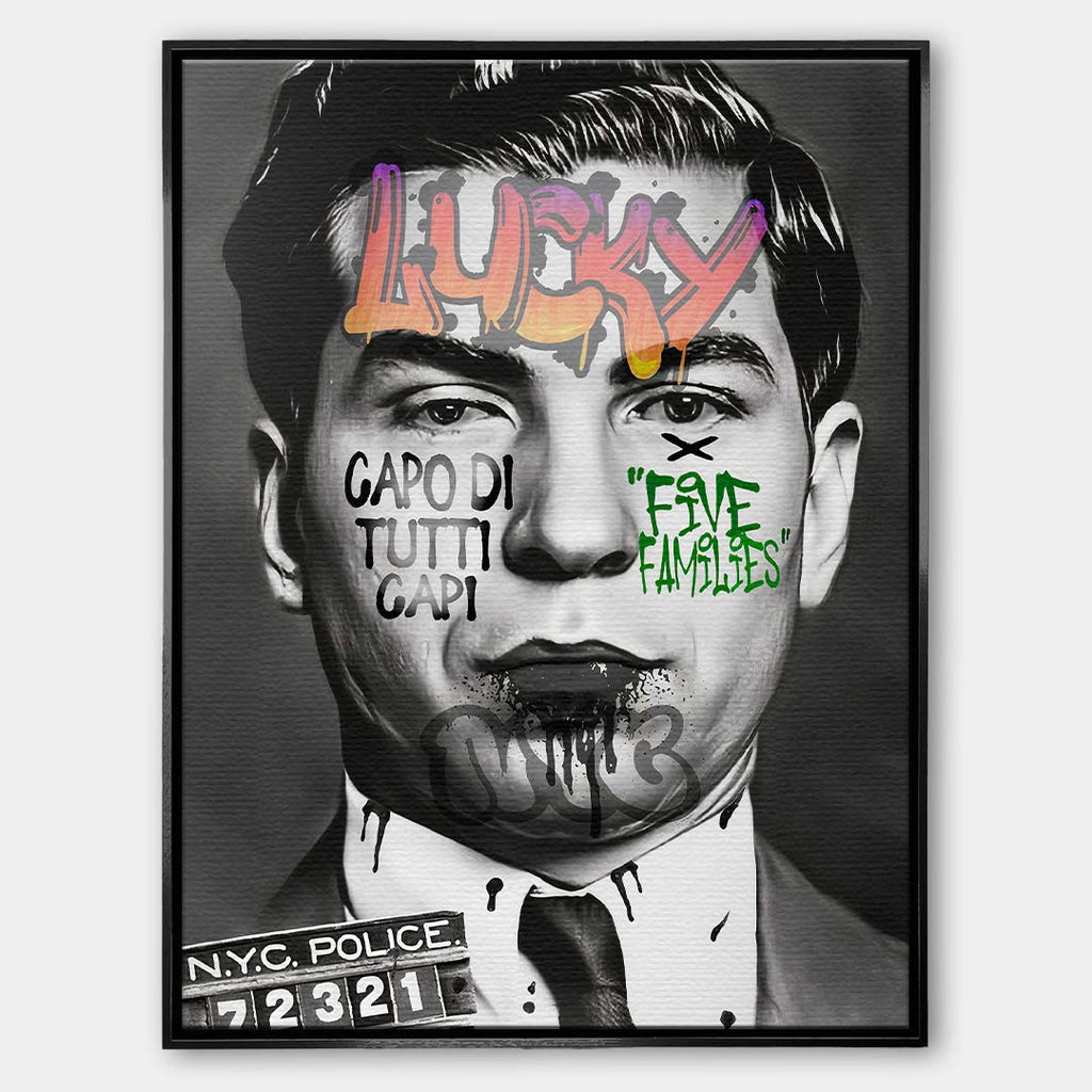 Czarno-biały obraz na płótnie przedstawiający zdjęcie policyjne Lucky Luciano z napisami Capo Di Tutti Capi w stylu graffiti. Nowoczesny wydruk galeryjny pop-art.