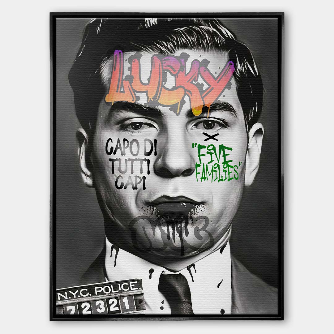 Czarno-biały obraz na płótnie przedstawiający zdjęcie policyjne Lucky Luciano z napisami Capo Di Tutti Capi w stylu graffiti. Nowoczesny wydruk galeryjny pop-art.