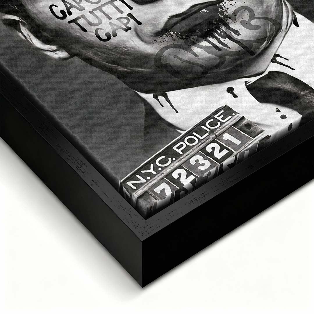 Czarno-biały obraz na płótnie przedstawiający zdjęcie policyjne Lucky Luciano z napisami Capo Di Tutti Capi w stylu graffiti. Nowoczesny wydruk galeryjny pop-art.