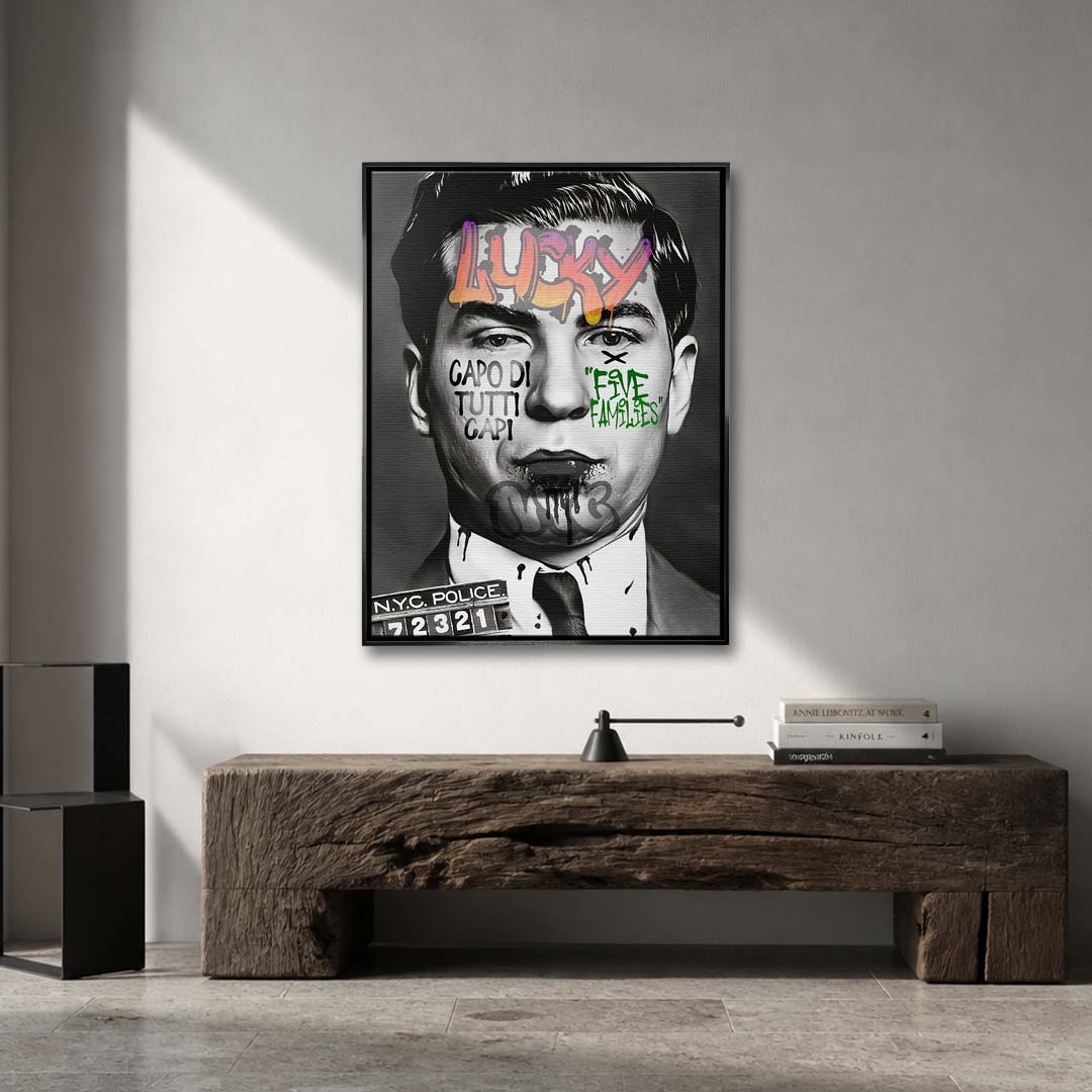 Czarno-biały obraz na płótnie przedstawiający zdjęcie policyjne Lucky Luciano z napisami Capo Di Tutti Capi w stylu graffiti. Nowoczesny wydruk galeryjny pop-art.