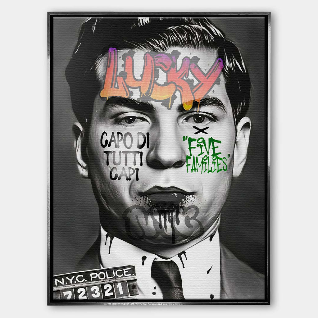 Czarno-biały obraz na płótnie przedstawiający zdjęcie policyjne Lucky Luciano z napisami Capo Di Tutti Capi w stylu graffiti. Nowoczesny wydruk galeryjny pop-art.