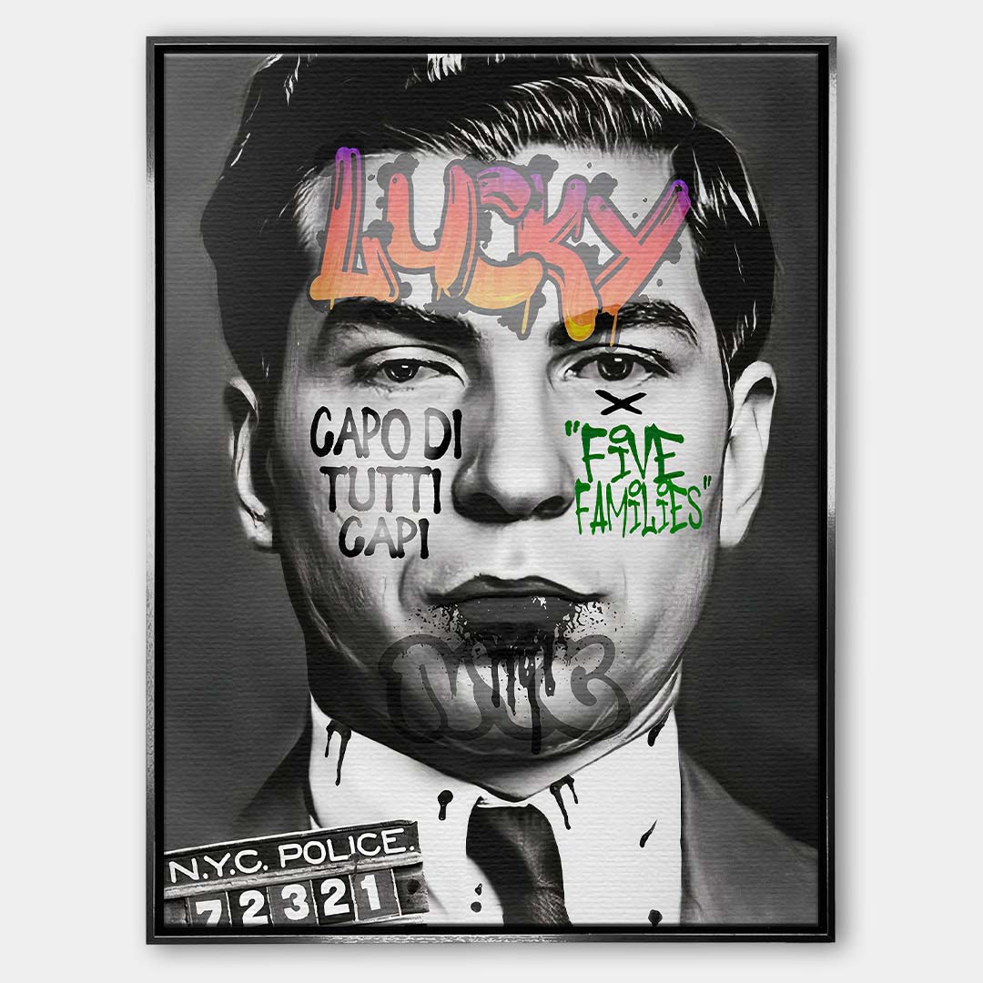 Czarno-biały obraz na płótnie przedstawiający zdjęcie policyjne Lucky Luciano z napisami Capo Di Tutti Capi w stylu graffiti. Nowoczesny wydruk galeryjny pop-art.
