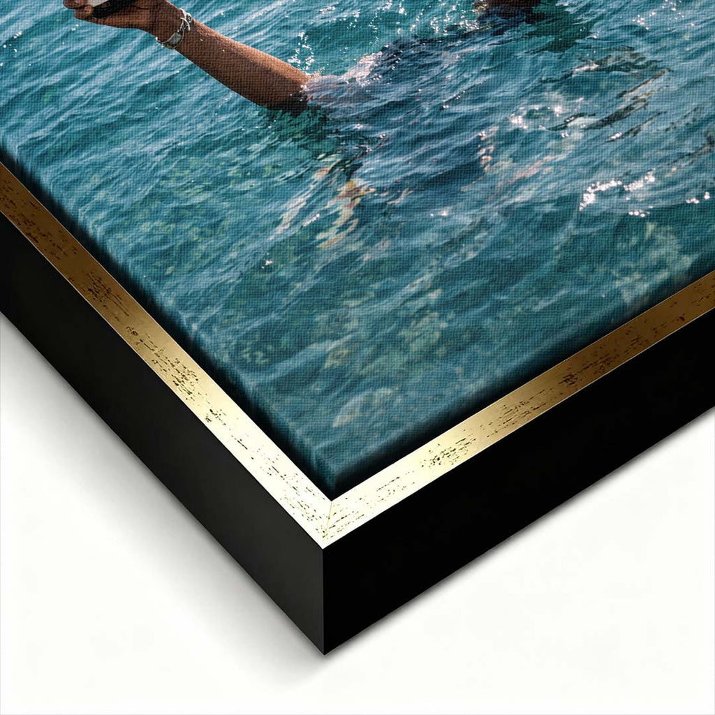 Nowoczesny obraz na płótnie przedstawiający dłonie wyłaniające się z morza trzymające butelkę i kieliszek białego wina z napisem Cheers, wydruk galeryjny.