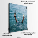 Nowoczesny obraz na płótnie przedstawiający dłonie wyłaniające się z morza trzymające butelkę i kieliszek białego wina z napisem Cheers, wydruk galeryjny.