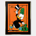 Obraz na płótnie Classy Duck – komiksowa postać w cylindrze z banknotami, monetami i workami pieniędzy na pomarańczowym tle, pop art.
