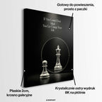 Motywacyjny obraz na płótnie z pionkiem szachowym odbijającym się w lustrze jako król. Nowoczesny wydruk galeryjny w ciemnych tonach z angielskim cytatem.