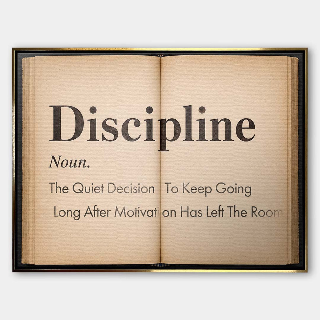 Motywacyjny obraz na płótnie Definition Of Discipline przedstawiający definicję dyscypliny na stronach starej książki, wydruk galeryjny do biura.