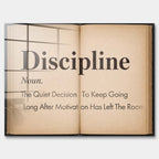 Motywacyjny obraz na szkle akrylowym Definition Of Discipline przedstawiający definicję dyscypliny na stronach starej książki, wydruk galeryjny do biura.