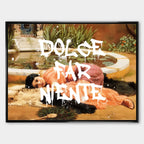Obraz na płótnie „Dolce Far Niente” – klasyczna scena z leżącą kobietą i białym graffiti w stylu street art z napisem „Dolce Far Niente”.