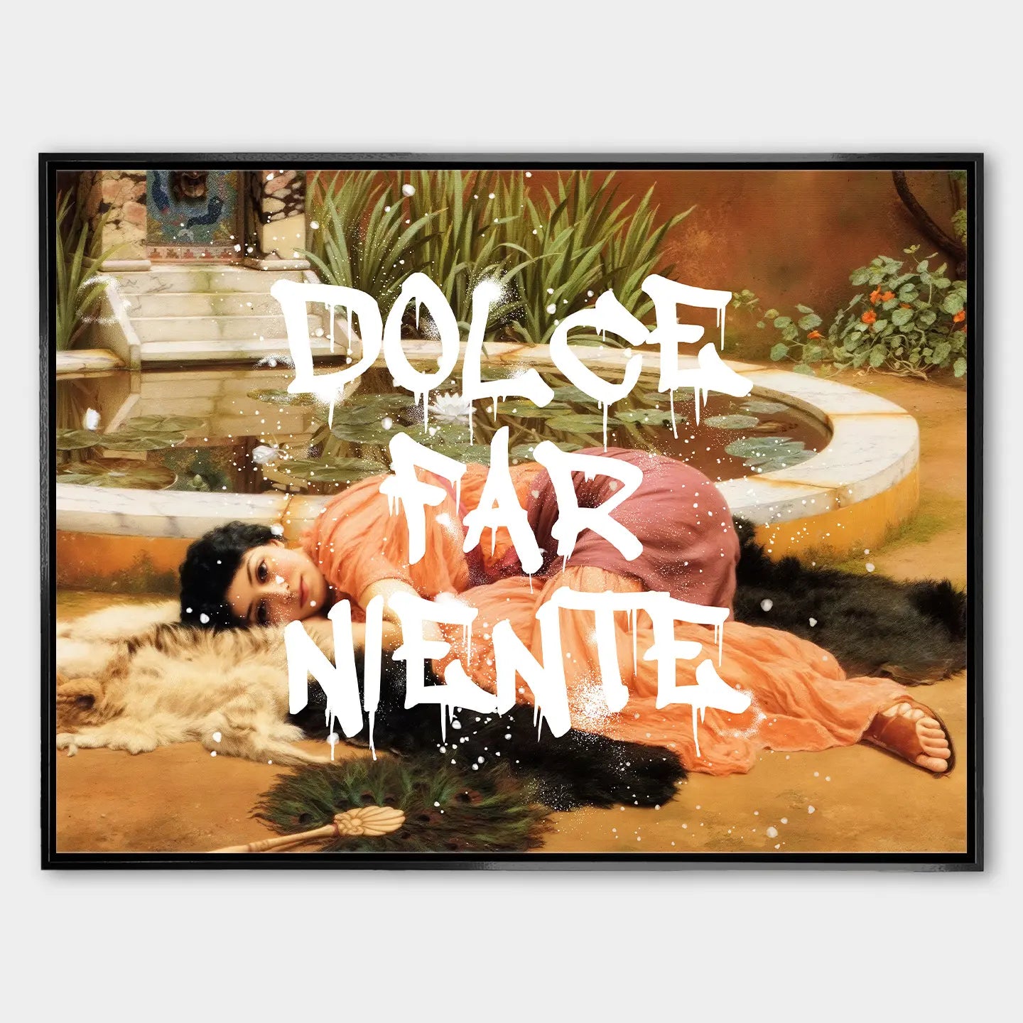 Obraz na płótnie „Dolce Far Niente” – klasyczna scena z leżącą kobietą i białym graffiti w stylu street art z napisem „Dolce Far Niente”.