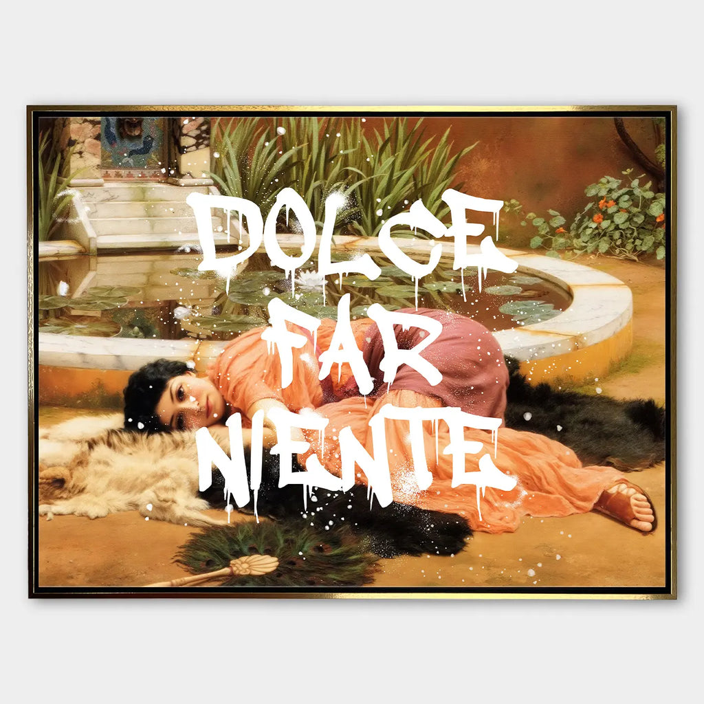 Obraz na płótnie „Dolce Far Niente” – klasyczna scena z leżącą kobietą i białym graffiti w stylu street art z napisem „Dolce Far Niente”.