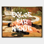Obraz na płótnie „Dolce Far Niente” – klasyczna scena z leżącą kobietą i białym graffiti w stylu street art z napisem „Dolce Far Niente”.