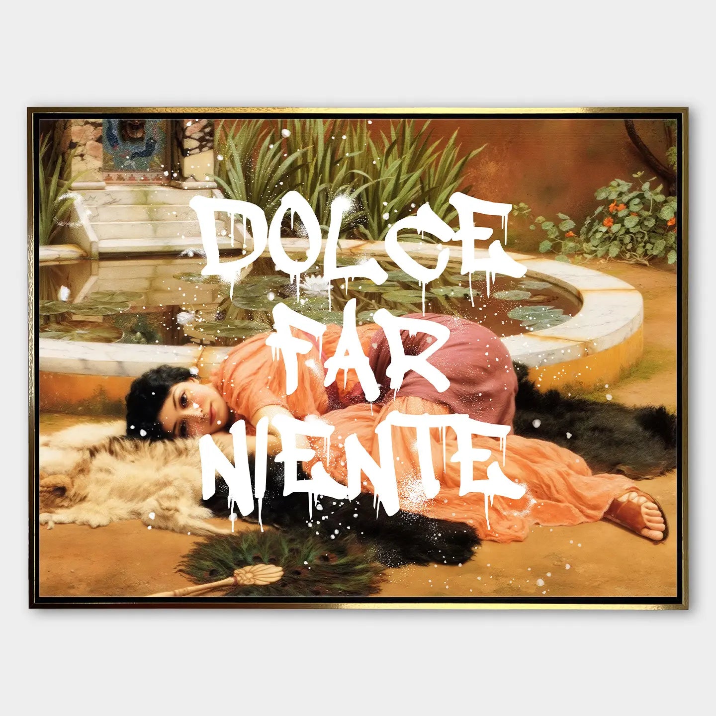 Obraz na płótnie „Dolce Far Niente” – klasyczna scena z leżącą kobietą i białym graffiti w stylu street art z napisem „Dolce Far Niente”.