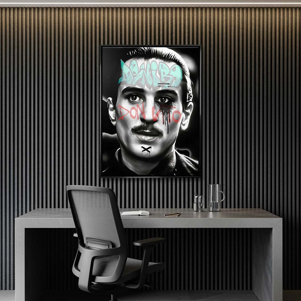 Czarno-biały obraz na płótnie Don Vito De Niro. Wydruk galeryjny pop art z jasnoniebieskim napisem De Niro i czerwonym graffiti Don Vito na policzkach.
