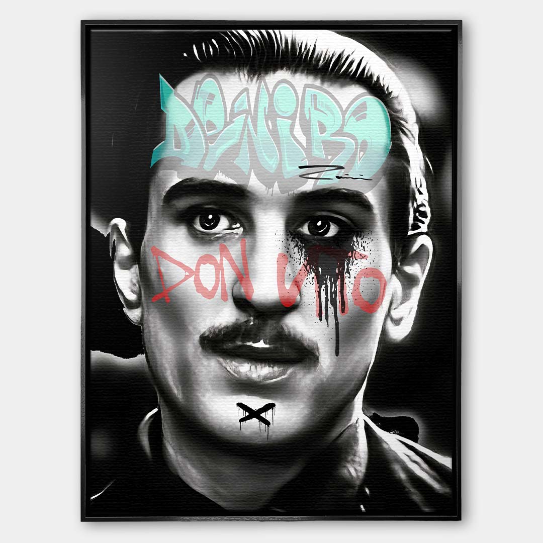 Czarno-biały obraz na płótnie Don Vito De Niro. Wydruk galeryjny pop art z jasnoniebieskim napisem De Niro i czerwonym graffiti Don Vito na policzkach.