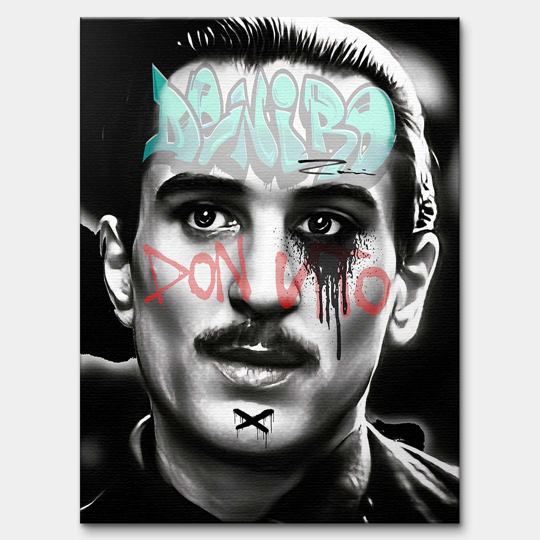 Czarno-biały obraz na płótnie Don Vito De Niro. Wydruk galeryjny pop art z jasnoniebieskim napisem De Niro i czerwonym graffiti Don Vito na policzkach.