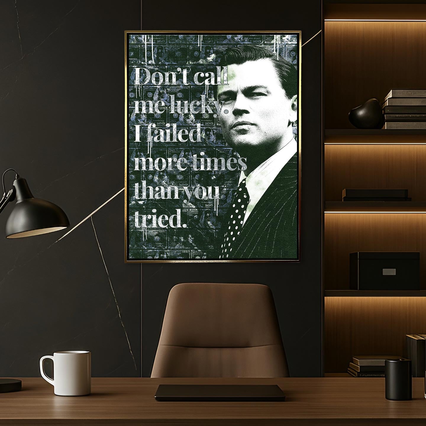 Motywacyjny obraz na płótnie z cytatem „Don't call me lucky. I failed more times than you tried” oraz postacią inspirowaną Jordanem Belfortem z filmu „Wilk z Wall Street” na tle dolarowych banknotów