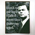 Motywacyjny obraz na płótnie z cytatem „Don't call me lucky. I failed more times than you tried” oraz postacią inspirowaną Jordanem Belfortem z filmu „Wilk z Wall Street” na tle dolarowych banknotów