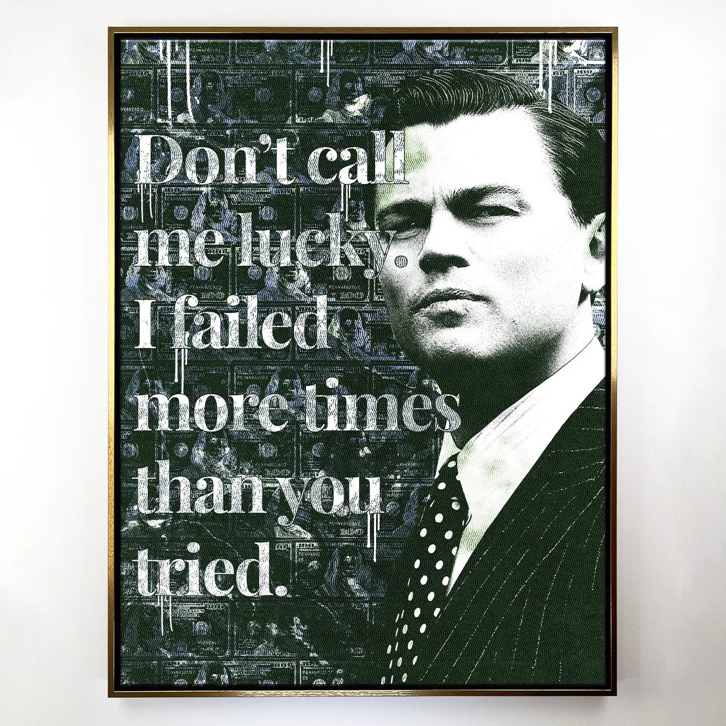Motywacyjny obraz na płótnie z cytatem „Don't call me lucky. I failed more times than you tried” oraz postacią inspirowaną Jordanem Belfortem z filmu „Wilk z Wall Street” na tle dolarowych banknotów