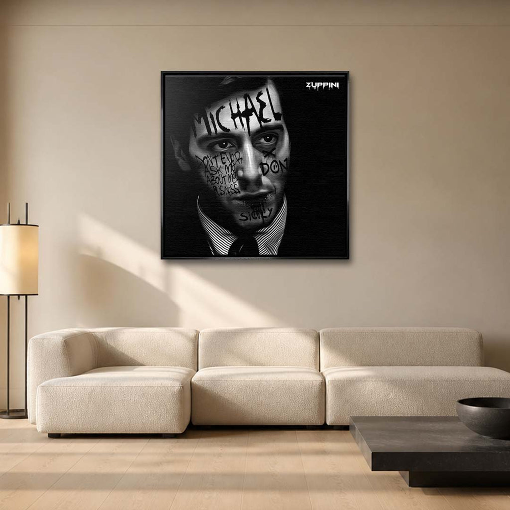 Czarno-biały obraz na płótnie z portretem Michaela Corleone z filmu Ojciec Chrzestny i napisami graffiti. Nowoczesny wydruk galeryjny w stylu filmowym.