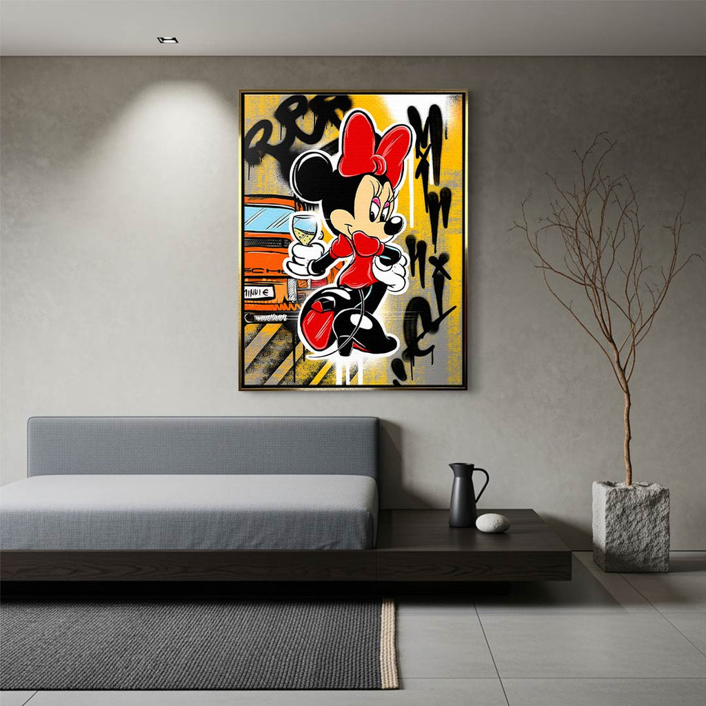 Obraz na płótnie Drink Champagne, pop art z ikoniczną myszką, kieliszkiem, pomarańczowym autem i graffiti na żółtym tle.