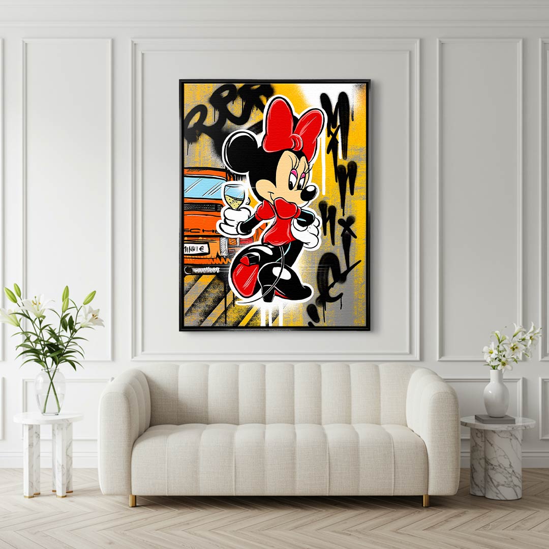Obraz na płótnie Drink Champagne, pop art z ikoniczną myszką, kieliszkiem, pomarańczowym autem i graffiti na żółtym tle.