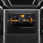 obraz na płótnie f1 mclaren bolid z lotu ptaka pomarańczowo czarny motorsport