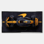 obraz na płótnie f1 mclaren bolid z lotu ptaka pomarańczowo czarny motorsport