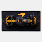 obraz na płótnie f1 mclaren bolid z lotu ptaka pomarańczowo czarny motorsport
