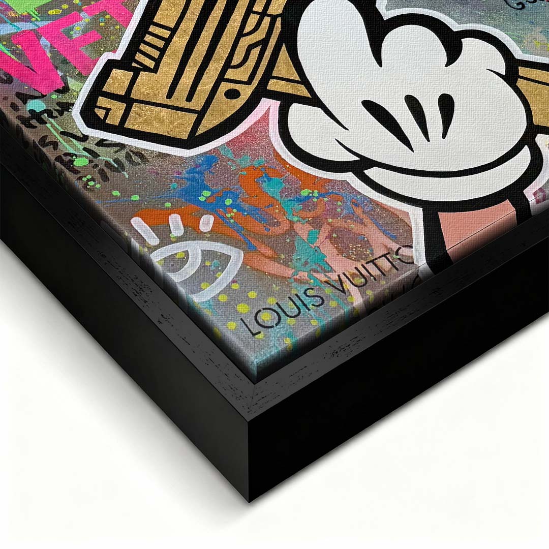 Sztuka nowoczesna pop art na płótnie przedstawiająca złotą broń w rysunkowej dłoni na graffiti, wydruk galeryjny.