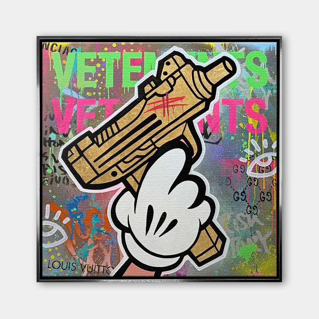 Sztuka nowoczesna pop art na płótnie przedstawiająca złotą broń w rysunkowej dłoni na graffiti, wydruk galeryjny.