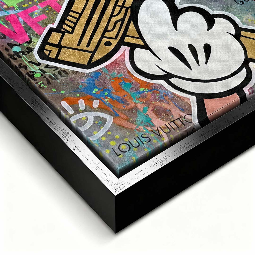 Sztuka nowoczesna pop art na płótnie przedstawiająca złotą broń w rysunkowej dłoni na graffiti, wydruk galeryjny.