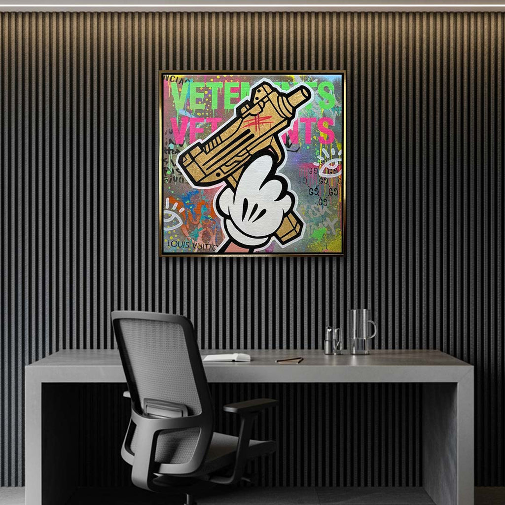 Sztuka nowoczesna pop art na płótnie przedstawiająca złotą broń w rysunkowej dłoni na graffiti, wydruk galeryjny.