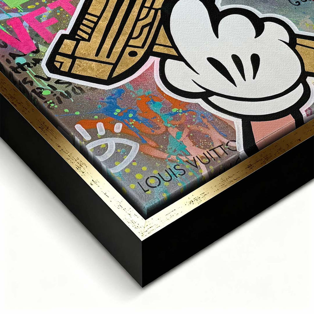 Sztuka nowoczesna pop art na płótnie przedstawiająca złotą broń w rysunkowej dłoni na graffiti, wydruk galeryjny.