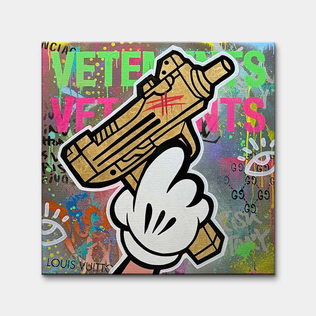 Sztuka nowoczesna pop art na płótnie przedstawiająca złotą broń w rysunkowej dłoni na graffiti, wydruk galeryjny.