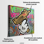 Sztuka nowoczesna pop art na płótnie przedstawiająca złotą broń w rysunkowej dłoni na graffiti, wydruk galeryjny.